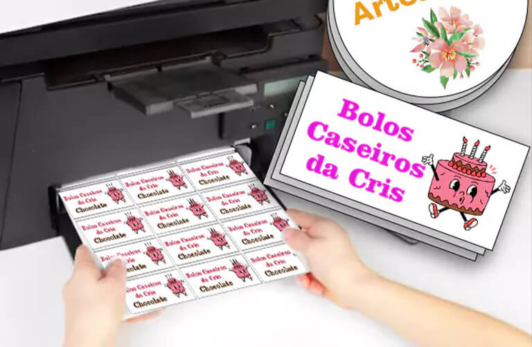 Empresário imprimindo etiquetas adesivas personalizadas